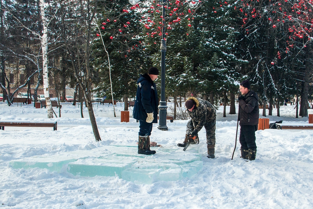 Как и где добывают огромные блоки для ледового городка в Тюмени? Самый холодный репортаж года