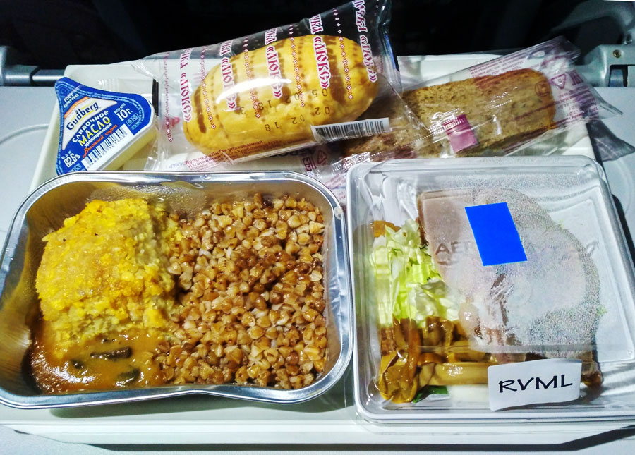 Еда, Еда на борту, Жизненное пространство, Мария Симонова, Еда на борту самолет спецпитание Томск Москва перелет гречка курица блюдо хинду русское десерт булоч Еда на борту: вегетарианское хинду и русское меню