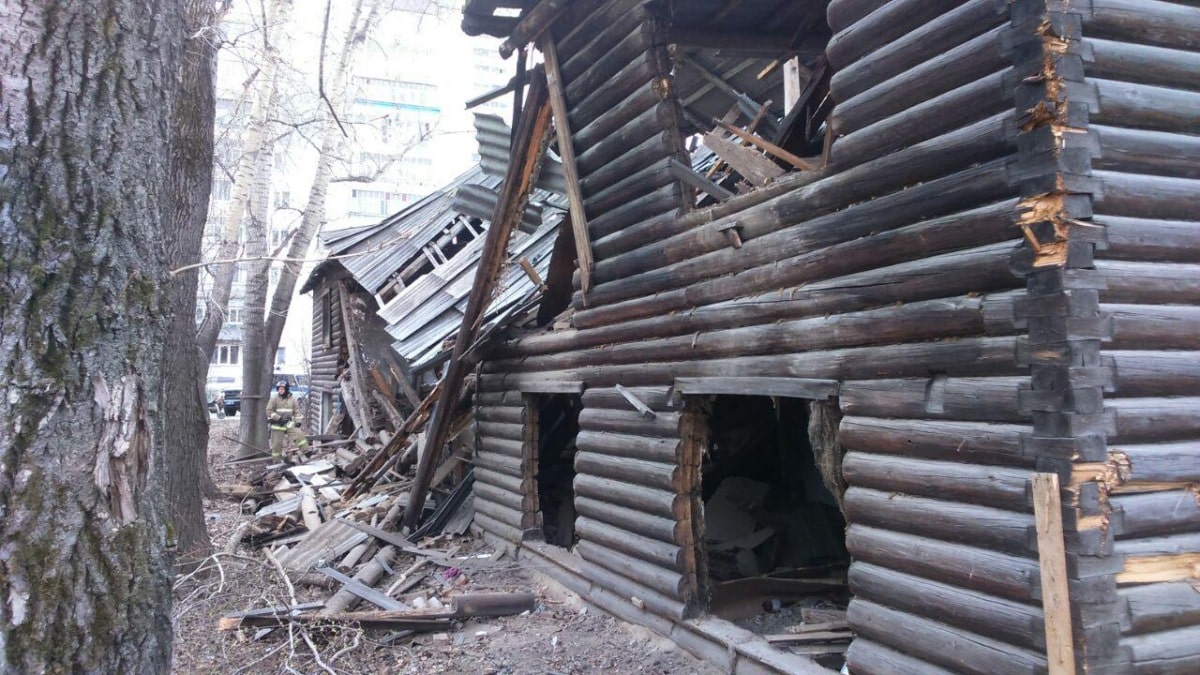 В Томске обрушился деревянный дом (ФОТО) - Томский Обзор – новости в Томске  сегодня