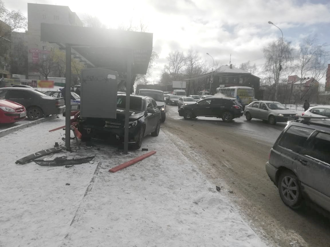 Дороги, Происшествия, Томские новости, аварии ДТП врезались пострадали сводка происшествий В Томске Mercedes врезался в остановку