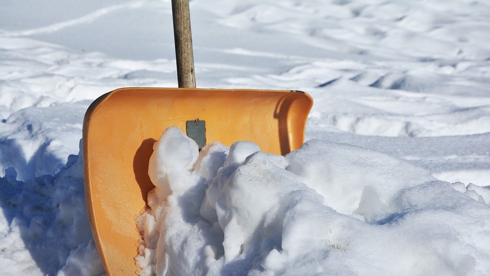 Благотворительность, Томские новости, престарелые уборка снега чистят снег добровольцы Студенты-волонтеры помогут томским пенсионерам с уборкой снега и очисткой кровель