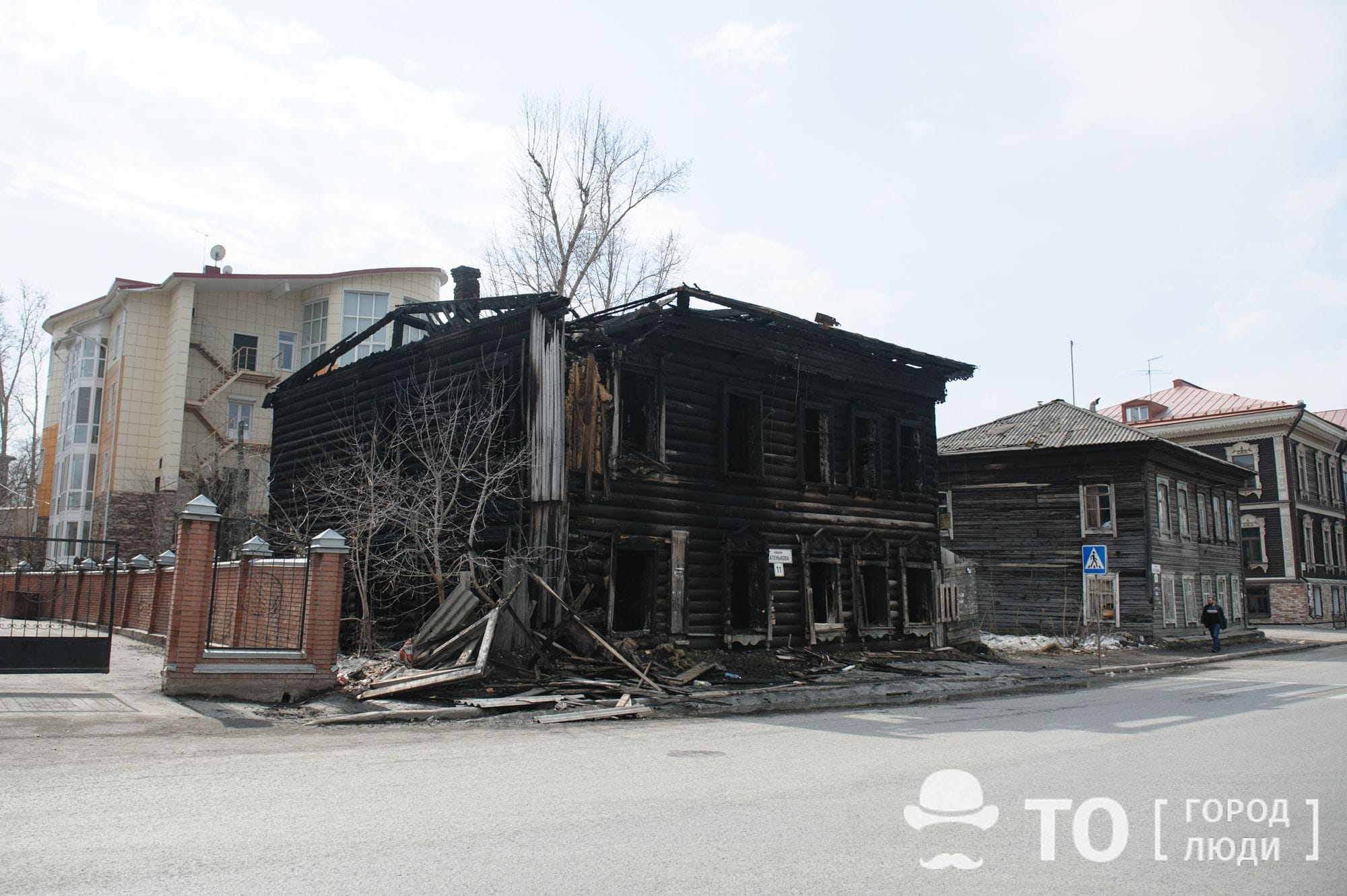 Ночью в центре Томска загорелся расселенный деревянный дом (ФОТО) - Томский  Обзор – новости в Томске сегодня