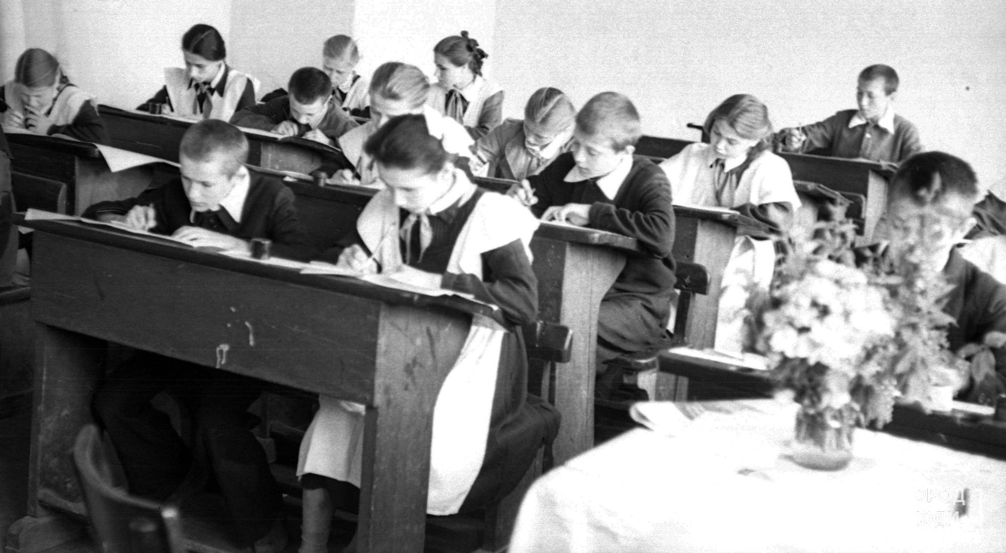 В школе 800 учеников из них 33. Советская система образования. Ликвидация безграмотности в СССР. 7 Парковая школьники 60 годы.