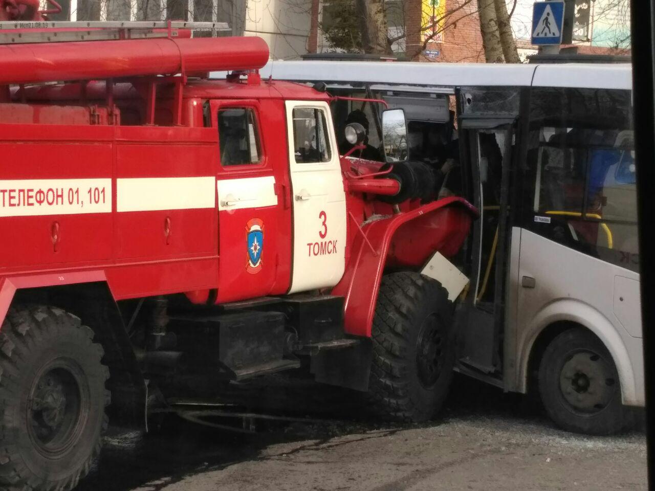 Происшествия, Томские новости, авария ДТП пожраная и пазик маршрутка врезались столкнулись пострадали Пожарная машина столкнулась с автобусом в Томске (ФОТО)