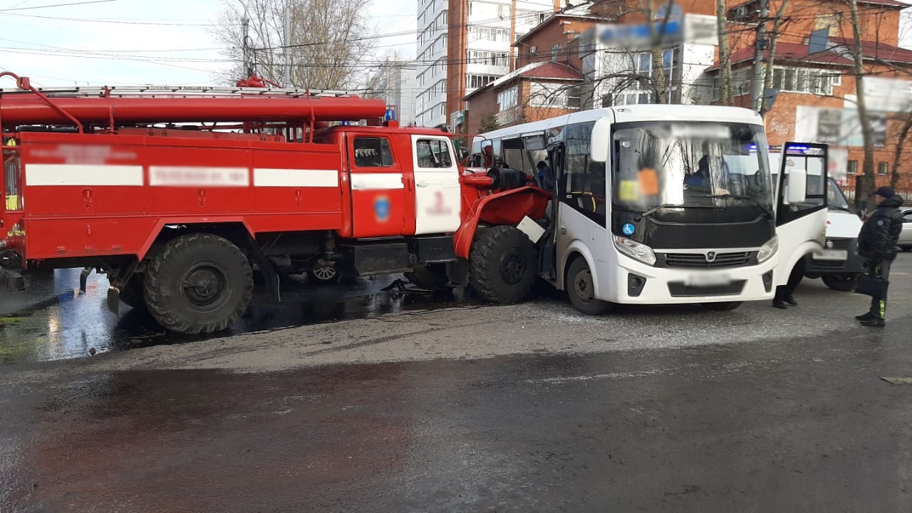 Пожарная машина столкнулась с автобусом в Томске (ФОТО) - Томский Обзор –  новости в Томске сегодня