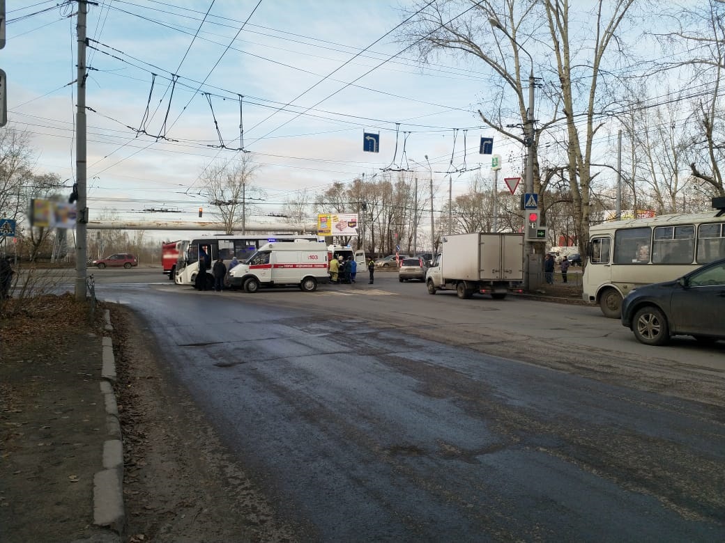 Пожарная машина столкнулась с автобусом в Томске (ФОТО) - Томский Обзор –  новости в Томске сегодня