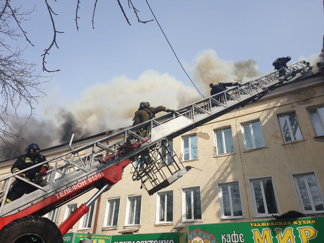 Происшествия, Томские новости, пожар горит загорелись происшествия сводка происшествий В Томске загорелась крыша здания, в котором находится «Йохан Пивохан»