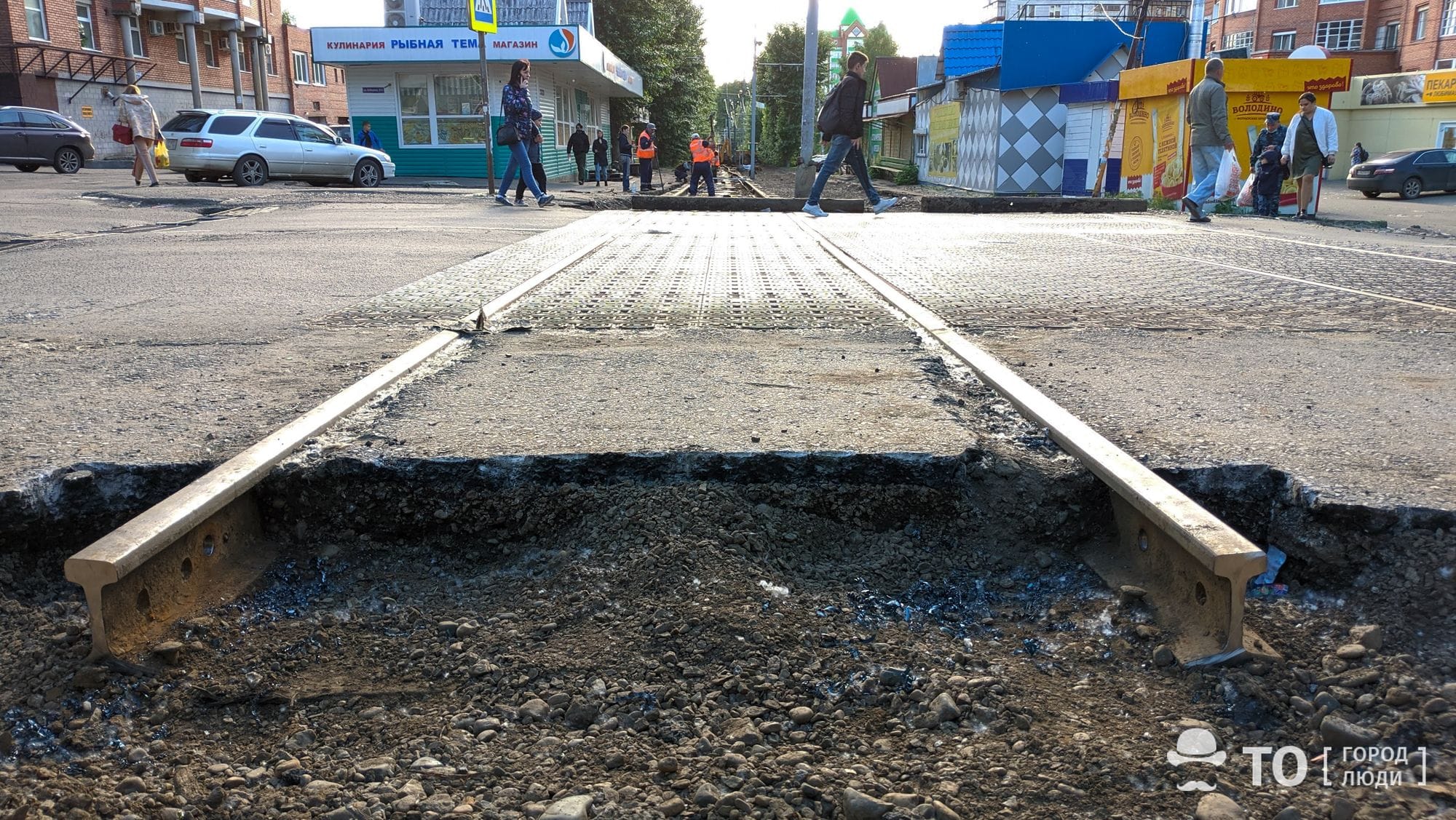 Ремонт дорог трамвайных. Демонтаж трамвайных путей на улице проспект Дзержинского. Трамвайные рельсы. Конструкция трамвайных путей. Плитка для трамвайных путей.