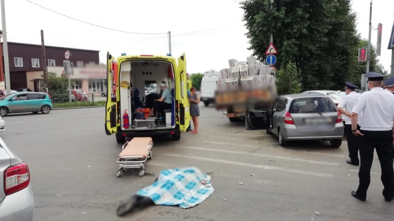 Происшествия, Томские новости, томск авария дтп пешеходы сбили В Томске грузовик сбил трех пешеходов: полиции требуется помощь очевидцев