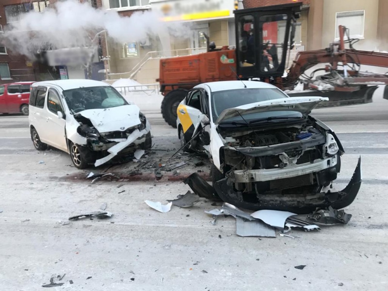 Происшествия, Томские новости, Около центрального рынка столкнулись два автомобиля и маршрутка