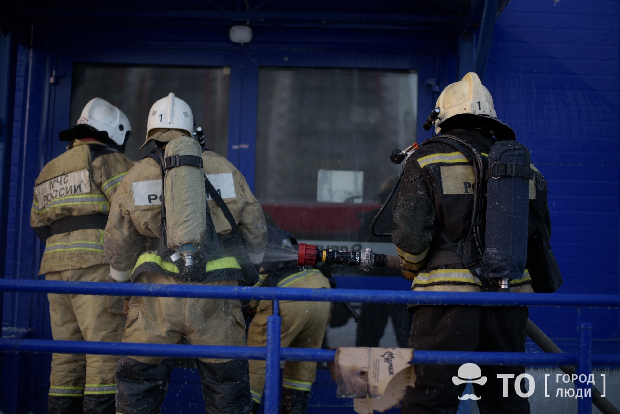 Происшествия, Томские новости, пожар горит сводка происшествий жесть Томска спасли Пожарные вынесли мужчину из горящего дома в Стрежевом