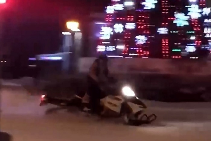 Происшествия, Томские новости, Томск Томская область снегоходы тротуар город центр улица полицейские Полиция оштрафовала двух томичей за езду на снегоходах по тротуарам