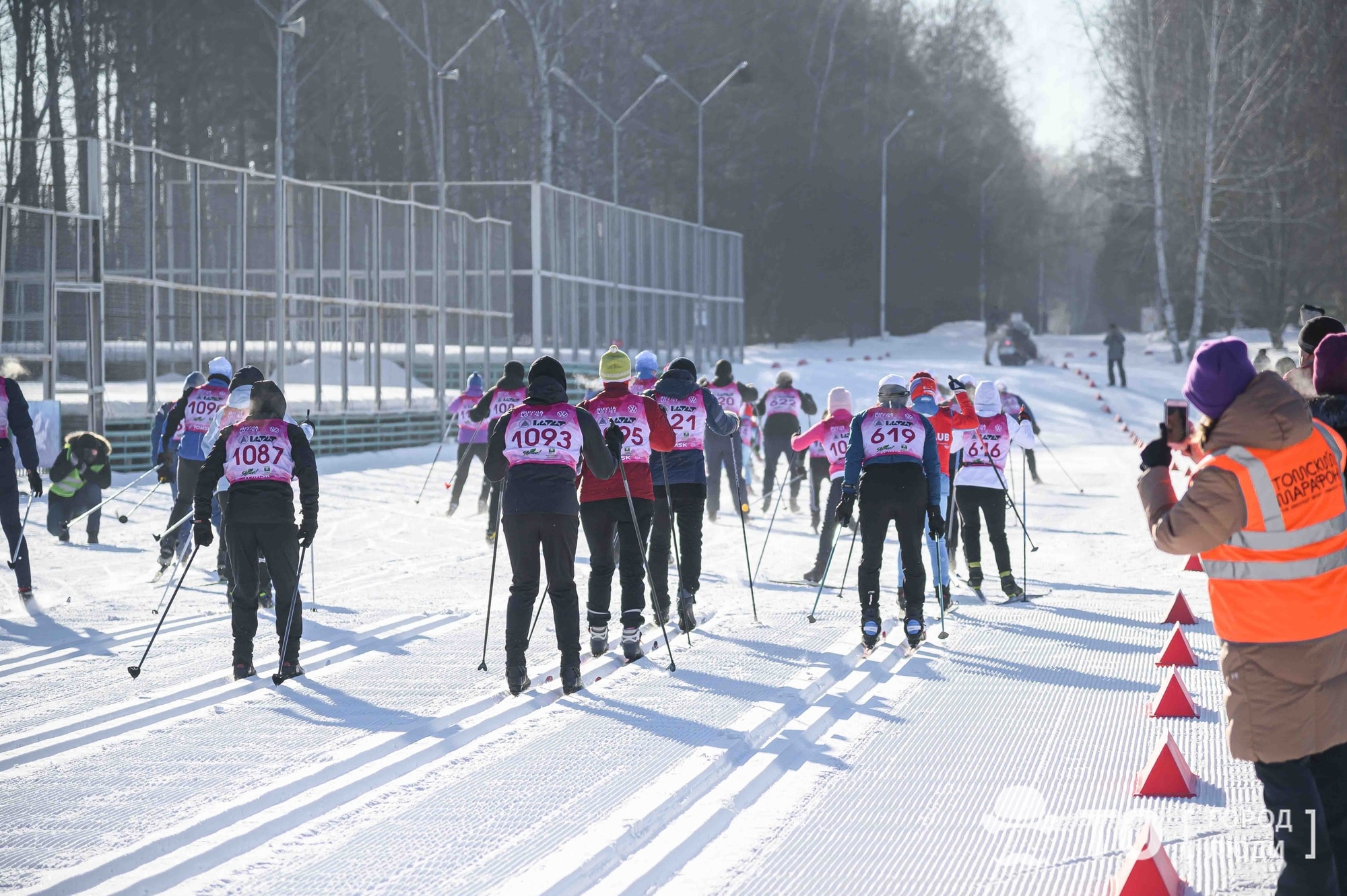 Томский марафон лыжный марафон. Ханты-Мансийск лыжный марафон. Томский лыжный марафон лыжник. Томский лыжный марафон старт. Лыжный марафон сегодня результаты