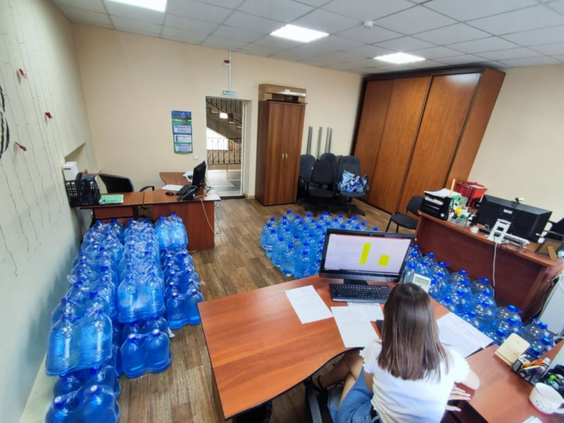 ЖКХ, Томские новости, томск отключение воды ремонтные работы интересные новости водопровод мэрия Более 200 бутылок воды запасли в волонтерском штабе для доставки томичам
