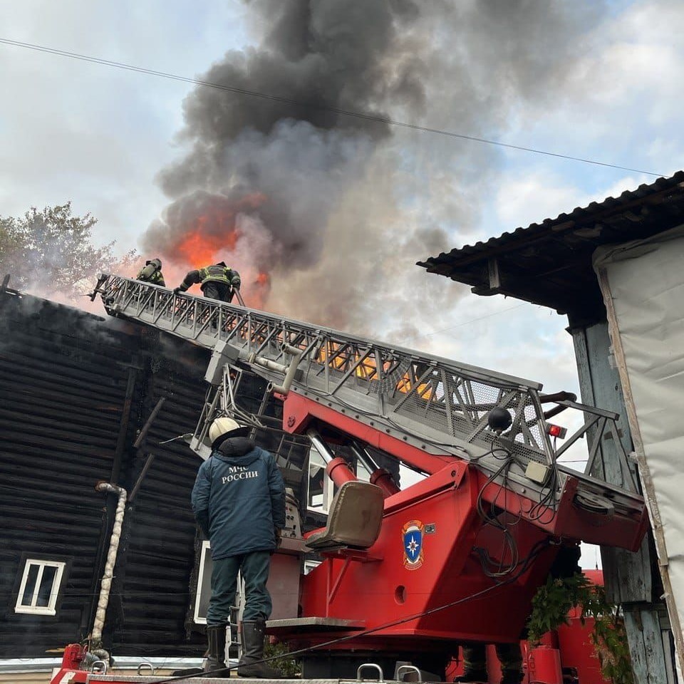 Происшествия, Томские новости, пожар горит огонь сводка происшествий жесть Томска интересные новости В Томске загорелся деревянный дом