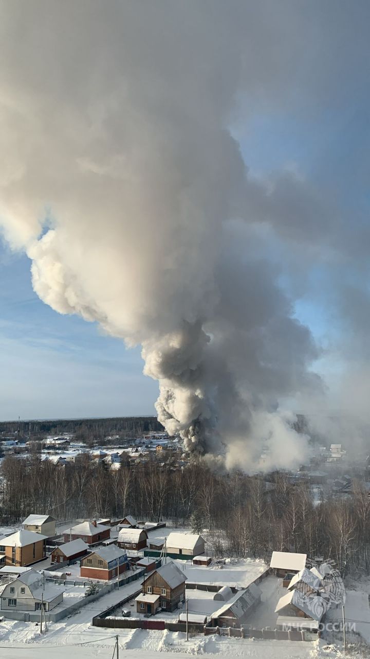 В томском поселке Зональная станция загорелся двухэтажный дом | 08.12.2023  | Томск - БезФормата