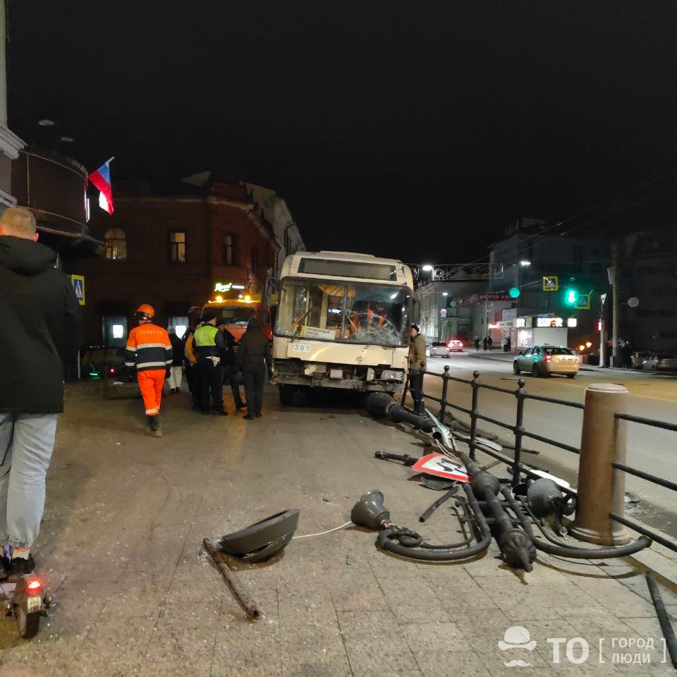 Город, Происшествия, Томские новости, авария ДТП врезались пострадали сводка происшествий жесть Томска дорожная обстановка Троллейбус въехал в дорожное ограждение в Томске