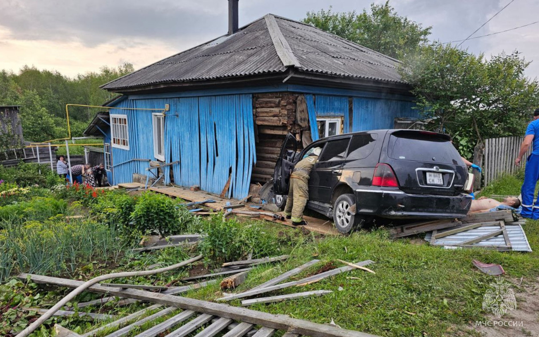 Город, Происшествия, Томские новости, авария ДТП врезались пострадали жесть Томска интересные новости Иномарка въехала в дом в Томской области