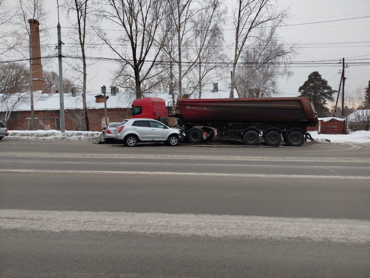 Город, Происшествия, Томские новости, авария ДТП врезались пострадали жесть Томска интересные новости Трое пострадали при столкновении двух легковушек и грузовика в Томске