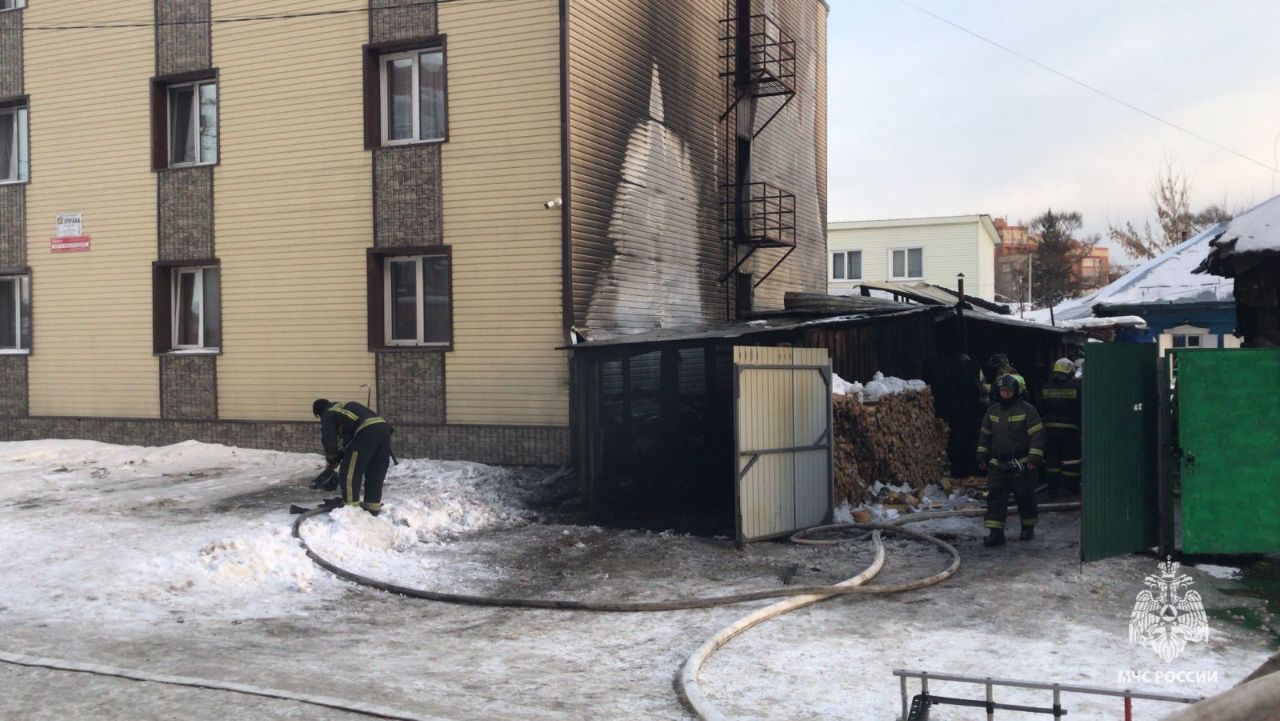 Город, Томские новости, пожар горит огонь сводка происшествий жесть Томска интересные новости Пожарные спасли троих человек из горящего дома в Томске