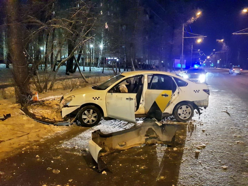Происшествия, Томские новости, авария дтп врезались пострадали сводка происшествий жесть Томска В Томске иномарка сбила пешехода и въехала в дерево, пострадали трое