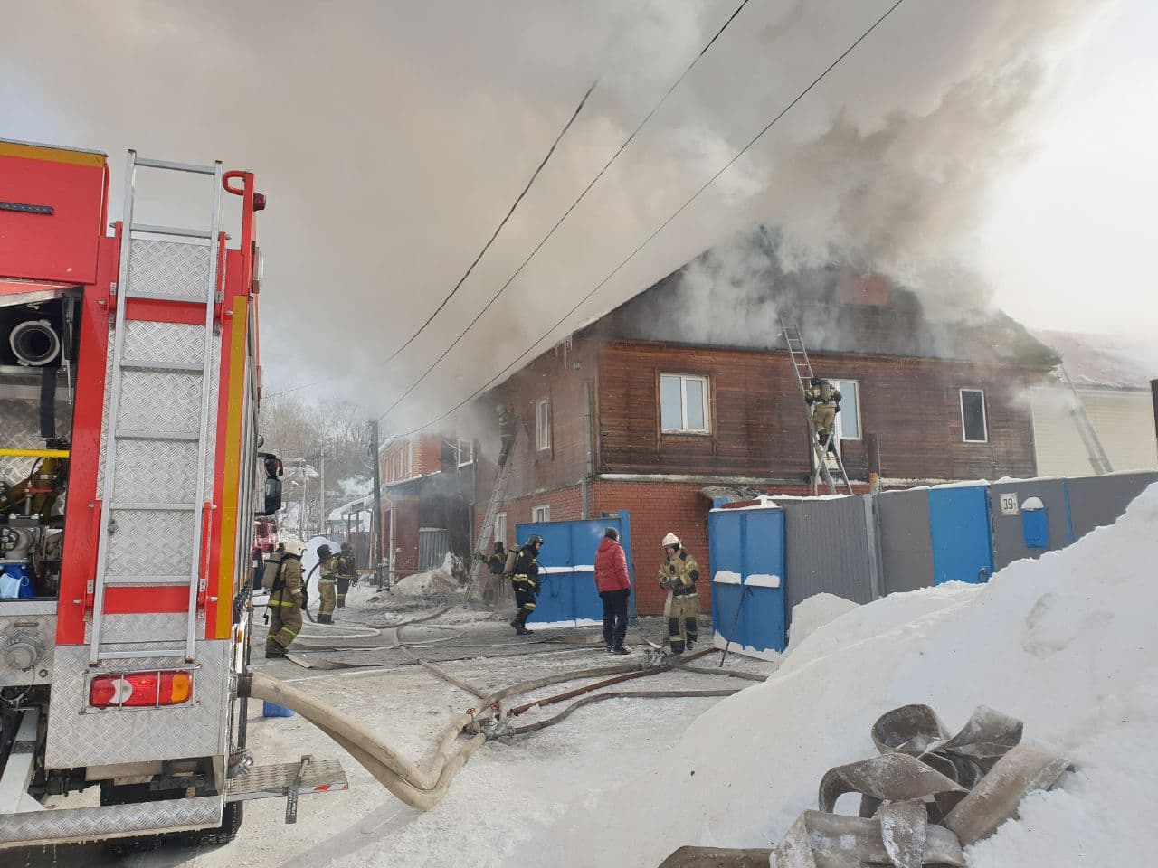 Происшествия, Томские новости, пожар горит загорелся дом пожар Томск жесть Томска В Томске загорелся двухэтажный дом