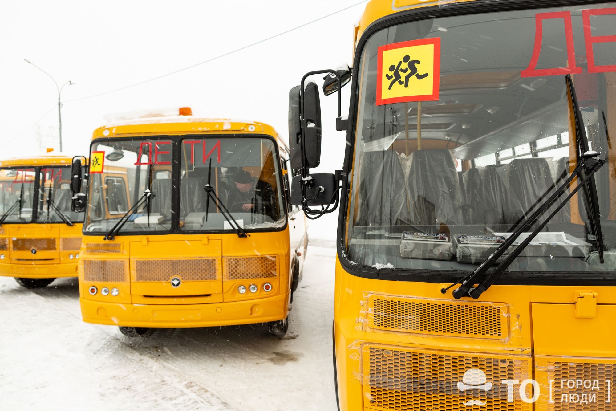 Социальная сфера, Томские новости, автобусы передали ключи машины транспорт школа В школы Томской области передали 57 новых автобусов