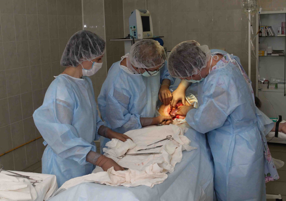 Медицина и здоровье, Томские новости, операция гигантская опухоль удалили вскрыли пожилая пациентка Томские врачи удалили 8-килограммовую опухоль 72-летней пациентке