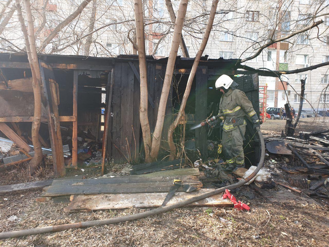 В Томске загорелись сараи рядом с жилым домом на Лебедева | 15.04.2020 |  Томск - БезФормата