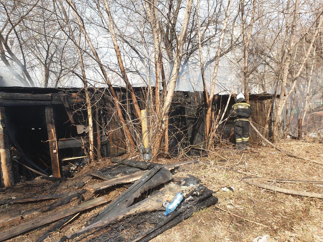 В Томске загорелись сараи рядом с жилым домом на Лебедева | 15.04.2020 |  Томск - БезФормата