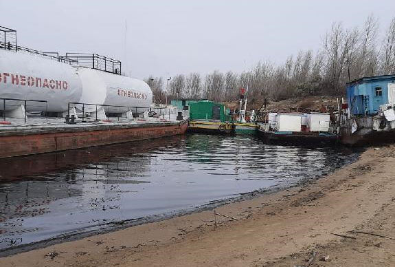 Происшествия, Томские новости, баржа разлив нефть нефтепродукты столкновение баржи В Томской области произошел разлив нефтепродуктов из-за столкновения двух барж