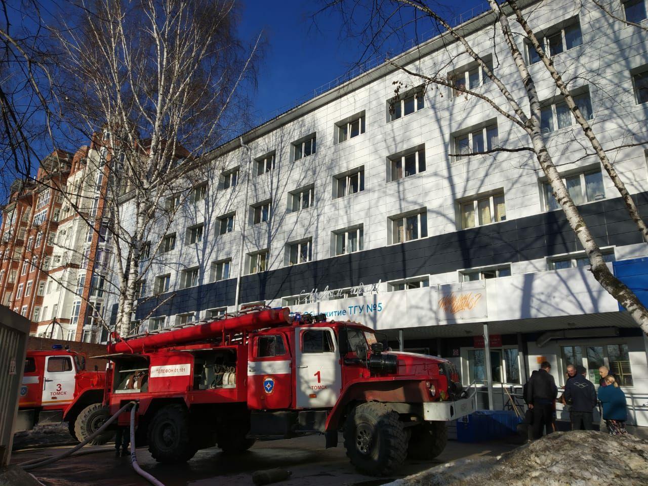 Происшествия, Томские новости, пожар эвакуация происшествия пожары сгорели загорелись пожарные машины чп В одном из общежитий ТГУ произошел пожар
