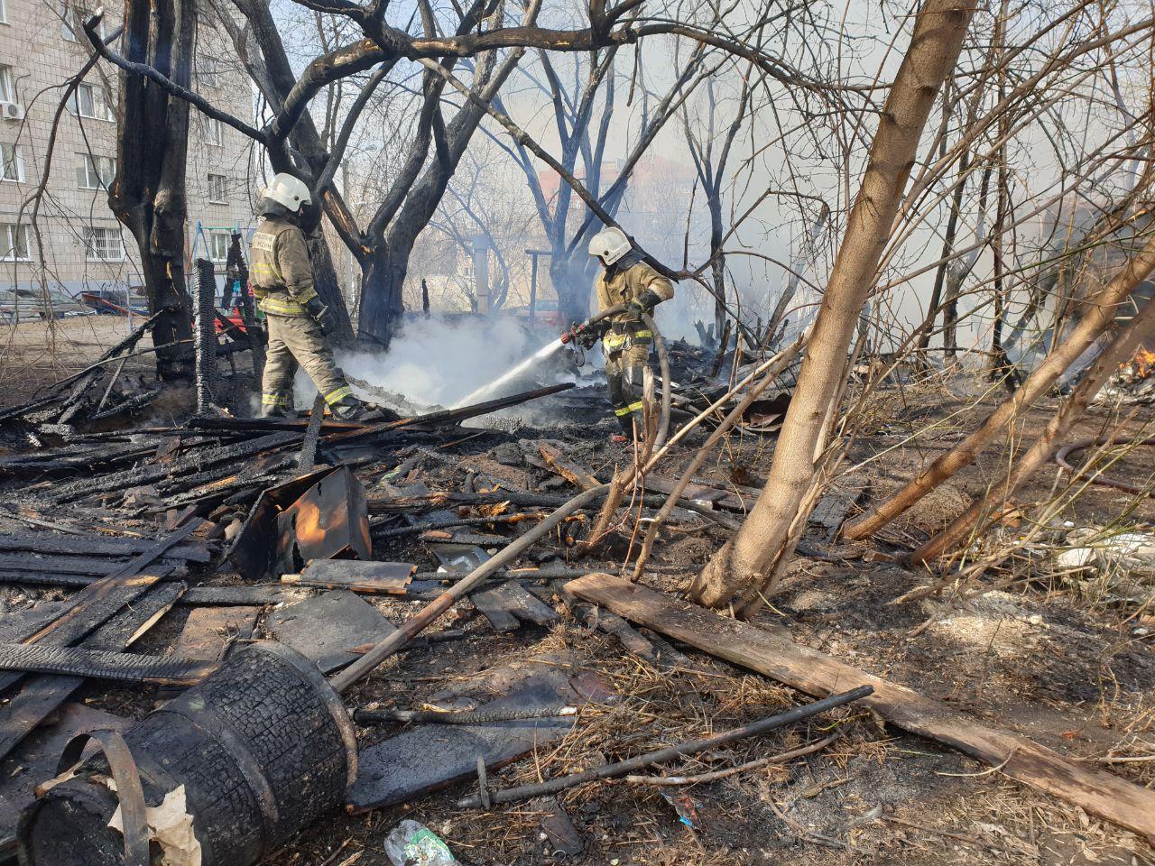 В Томске загорелись сараи рядом с жилым домом на Лебедева | 15.04.2020 |  Томск - БезФормата