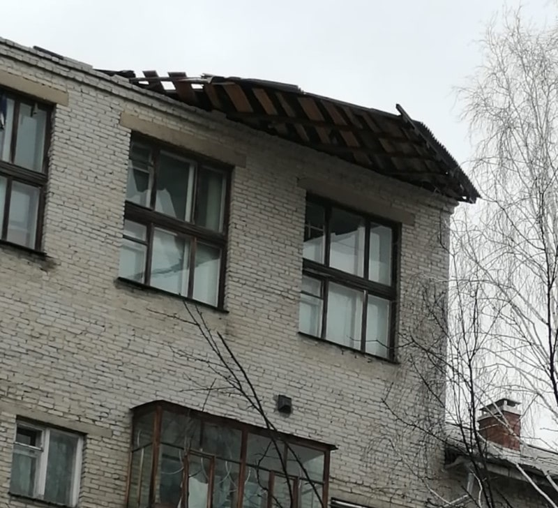 Происшествия, Стихия в Томске и области, Томские новости, снесло крышу сорвало крышу ветер сдуло пострадали от ветра штормовой ветер В Томске восстановят снесенную ветром крышу дома на Усова, 42