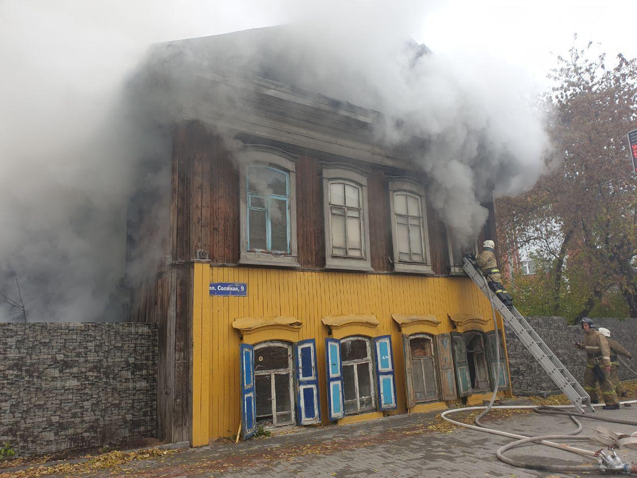 Происшествия, Томские новости, пожар горит огонь в центре Томска деревянный дом загорелся сгорел В Томске загорелся деревянный дом на площади Соляной