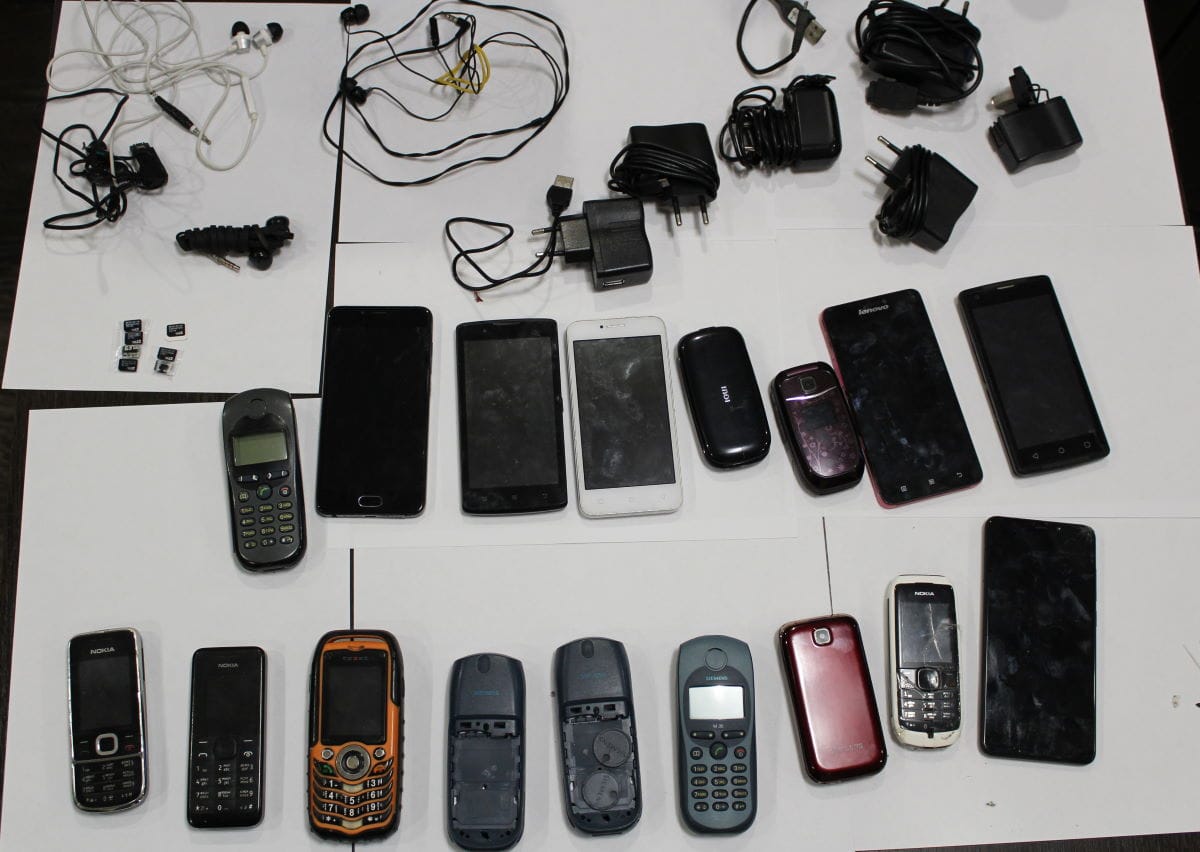 Криминал, Происшествия, Томские новости, мобильные телефоны перебросить колония запрещенные предметы В томскую колонию пытались перебросить 17 телефонов