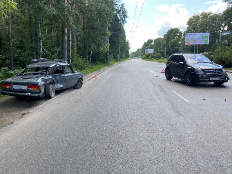 Происшествия, Томские новости, мерседес авария сводка происшествий жесть Томска ВАЗ и Mercedes столкнулись в Томске