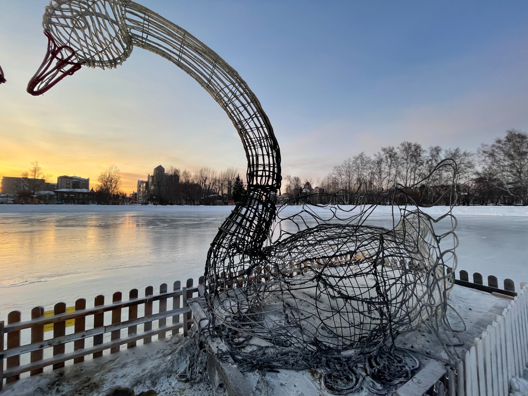 Происшествия, Томские новости, лебеди пожар огонь сводка происшествий сгорели пострадали Скульптура лебедей сгорела на Белом озере в Томске