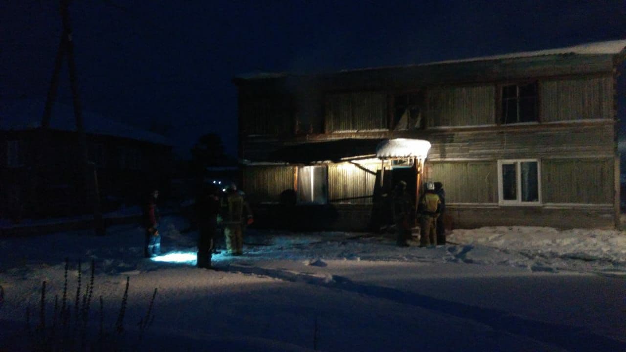 Происшествия, Томские новости, пожар горит огонь сводка происшествий жесть Томска Пожарные спасли 12 человек из горящего дома в Томской области
