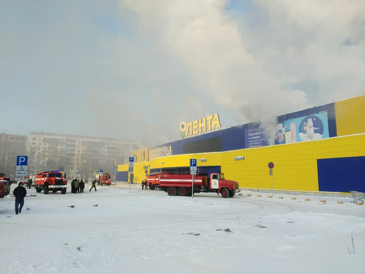 Происшествия, Томские новости, пожар горит огонь сводка жесть Томска Медики дежурят на месте пожара возле гипермаркета «Лента» в Томске