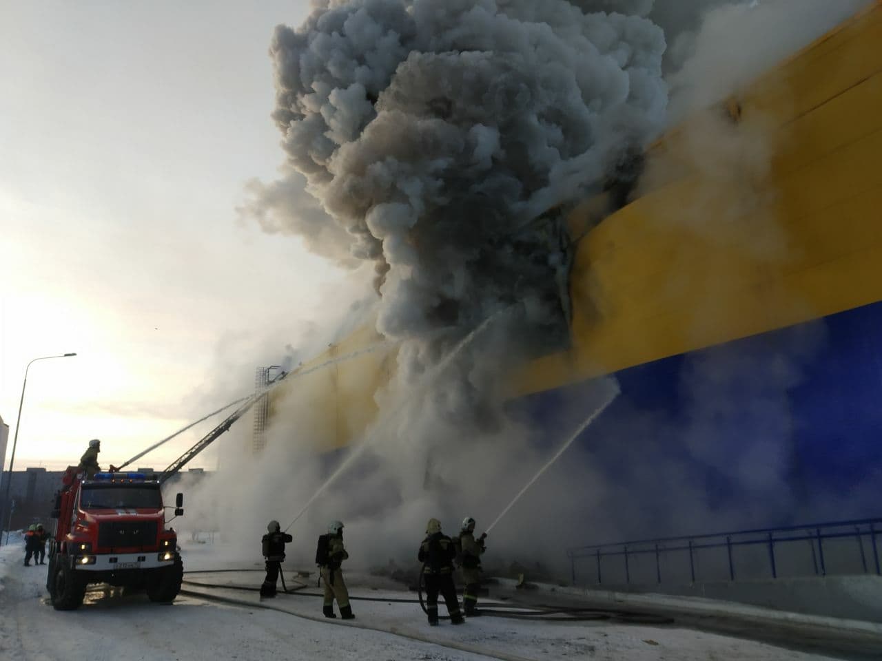 Происшествия, Томские новости, пожар сводка обрушился гипермаркет жесть Томска В Томске в горящем здании гипермаркета «Лента» обрушилась крыша