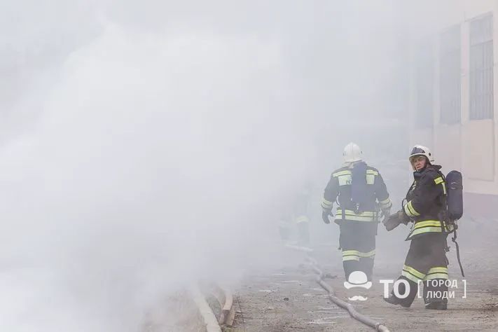 Происшествия, Томские новости, пожар горит огонь сводка происшествий жесть Томска возгорание Пожарные спасли двух человек из горящего дома в Томске