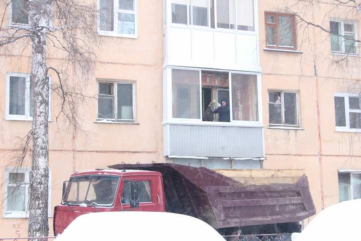 Происшествия, Томские новости, судебные дела арестовали задержали очистка мусор захламили выселить соседа Приставы «КАМАЗами» вывозят мусор из квартиры жителя Томска