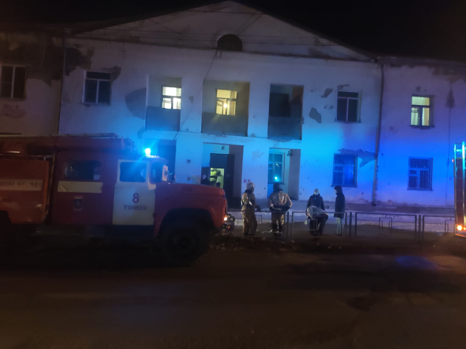 Происшествия, Томские новости, пожар горит огонь сводка жесть Томска Пожарные эвакуировали 2 человек из горящего дома в Томске