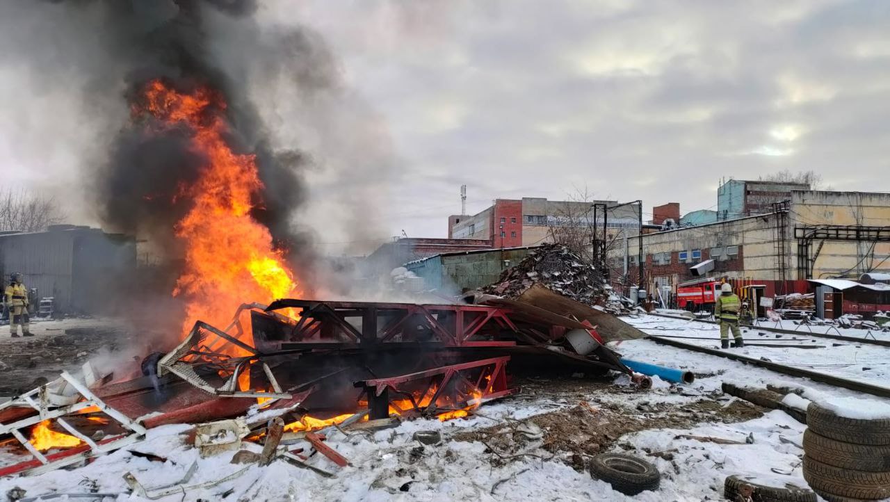 Происшествия, Томские новости, мусор горит сгорели загорелись сводка происшествий жесть Томска В Томске загорелся мусор на уличной площадке