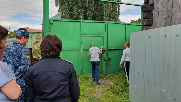 Судебные дела, Томские новости, забор доступ судебные приставы уголовные дела судебные дела исполнение судебного решения В Томске снесли забор, который мешал семье с тремя детьми