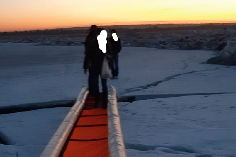 Происшествия, Томские новости, лед сняли помогли спасли безопасность выход на лед ледоход Томские спасатели сняли со льда двух парней