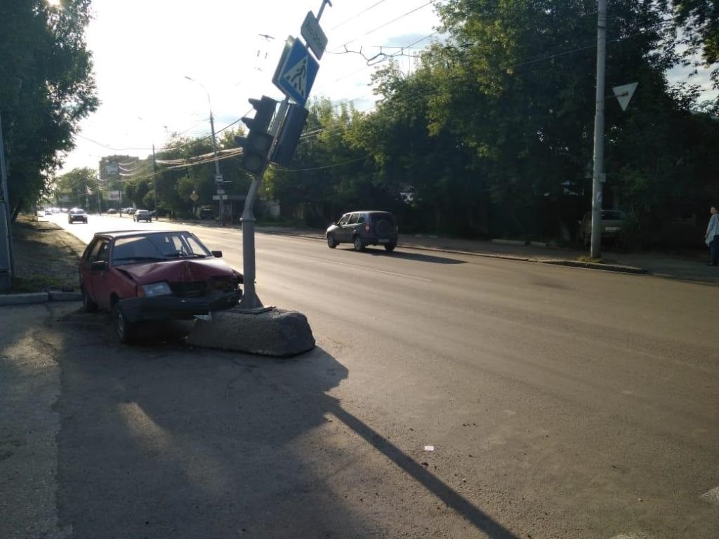 Происшествия, Томские новости, авария ДТП врезались столкнулись дорожная обстановка сводка происшествий В Томске женщина-пешеход пострадала при падении на нее опоры светофора, в которую врезался ВАЗ