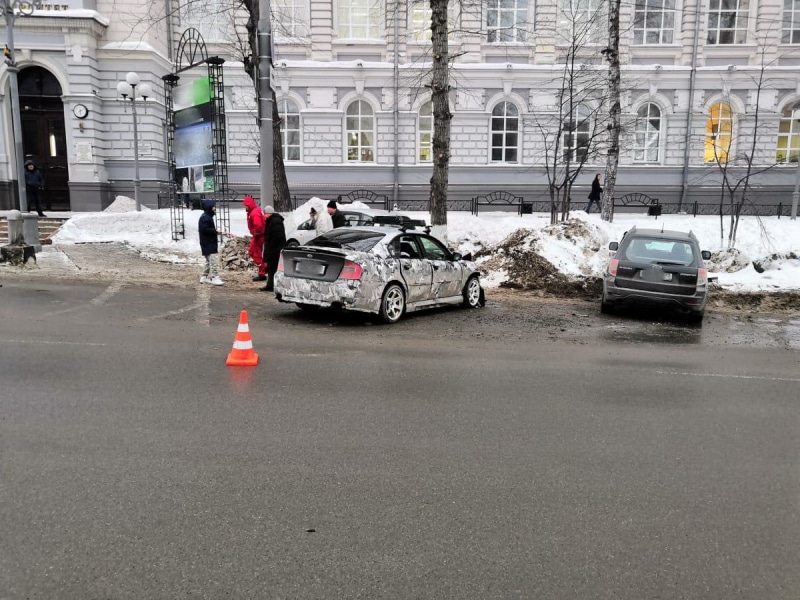 Происшествия, Томские новости, авария ДТП столкновение врезались пострадали сводка происшествий дорожная обстановка Две Subaru столкнулись в центре Томска, пострадала женщина