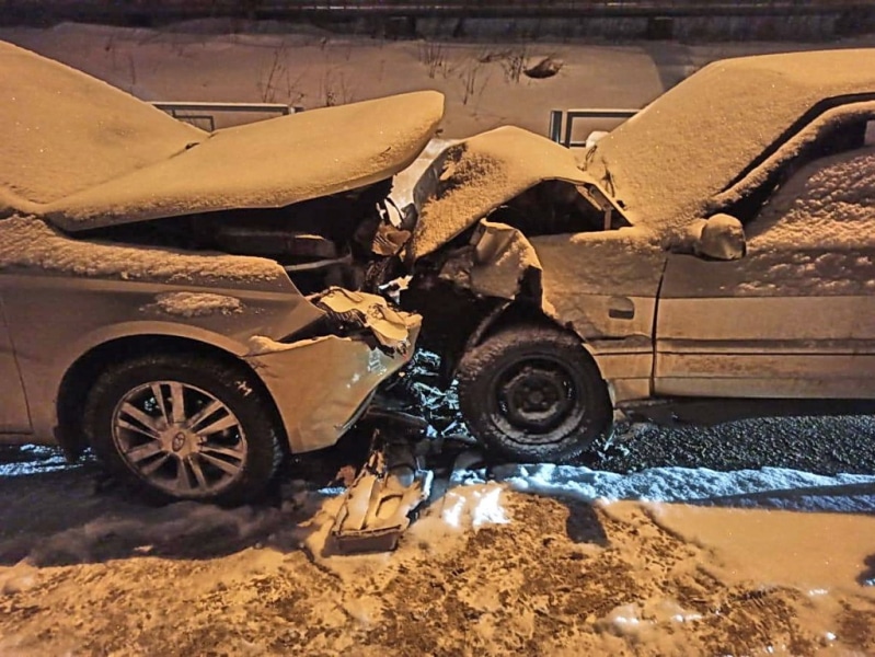 Происшествия, Томские новости, авария врезались пострадали происшествия дтп сводка дорожная обстановка Водитель пострадал при лобовом столкновении двух отечественных автомобилей в Томске